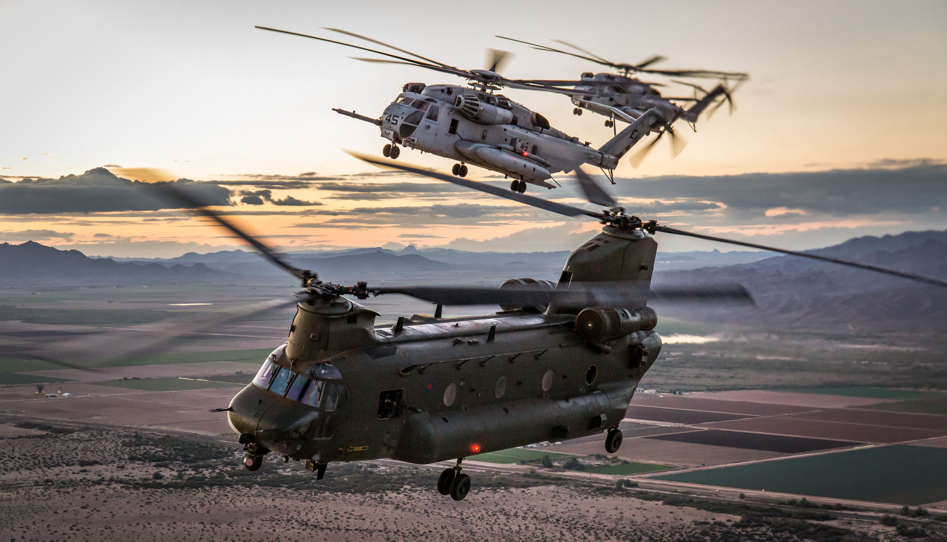 ROYAL AIR FORCE CHINOOK HELICOPTER CREWS TRAIN WITH US MARINES