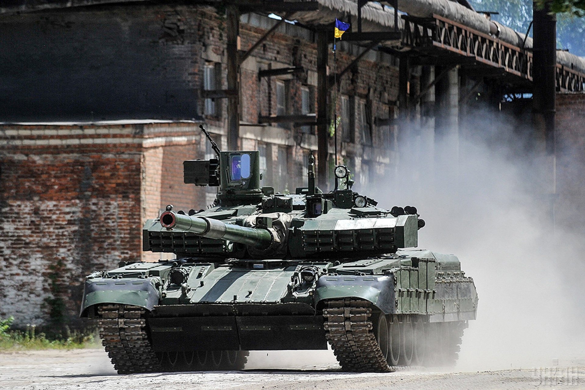 Танк против 8 украинских танков. Т 84 БМ Оплот. Танк т-84 Оплот. Украинский танк т 84 Оплот. Т-84 Оплот.