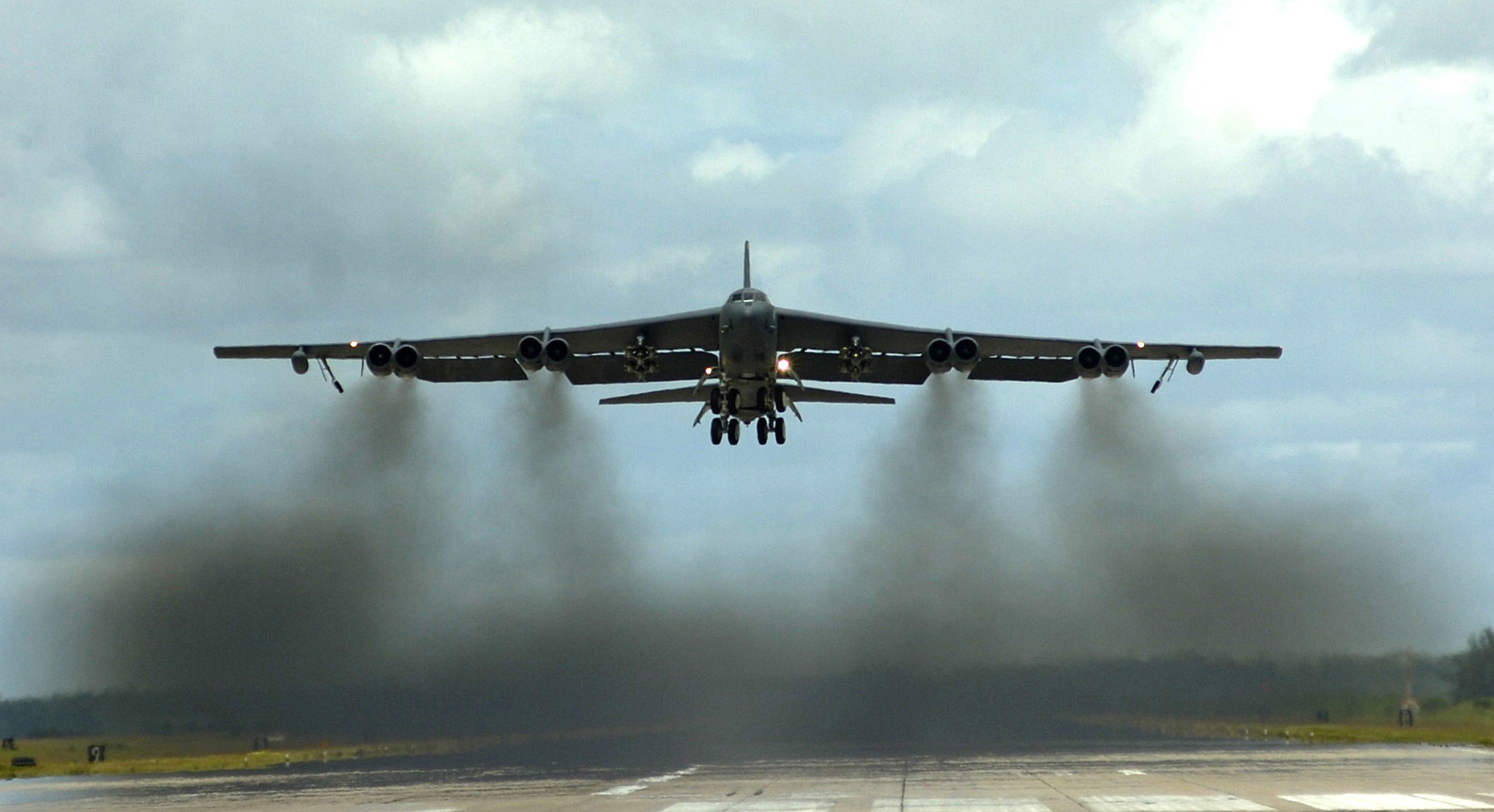 Бомбардировщик 2024. Б-52 бомбардировщик. Boeing b-52 Stratofortress. B-52 ВВС США. Бомбардировщика b-52 ВВС США.