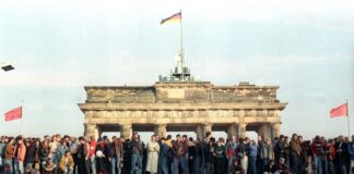 ΣΑΝ ΣΗΜΕΡΑ – 9 Νοεμβρίου 1989: Το “τείχος του Αίσχους” στο Βερολίνο πέφτει απροσδόκητα