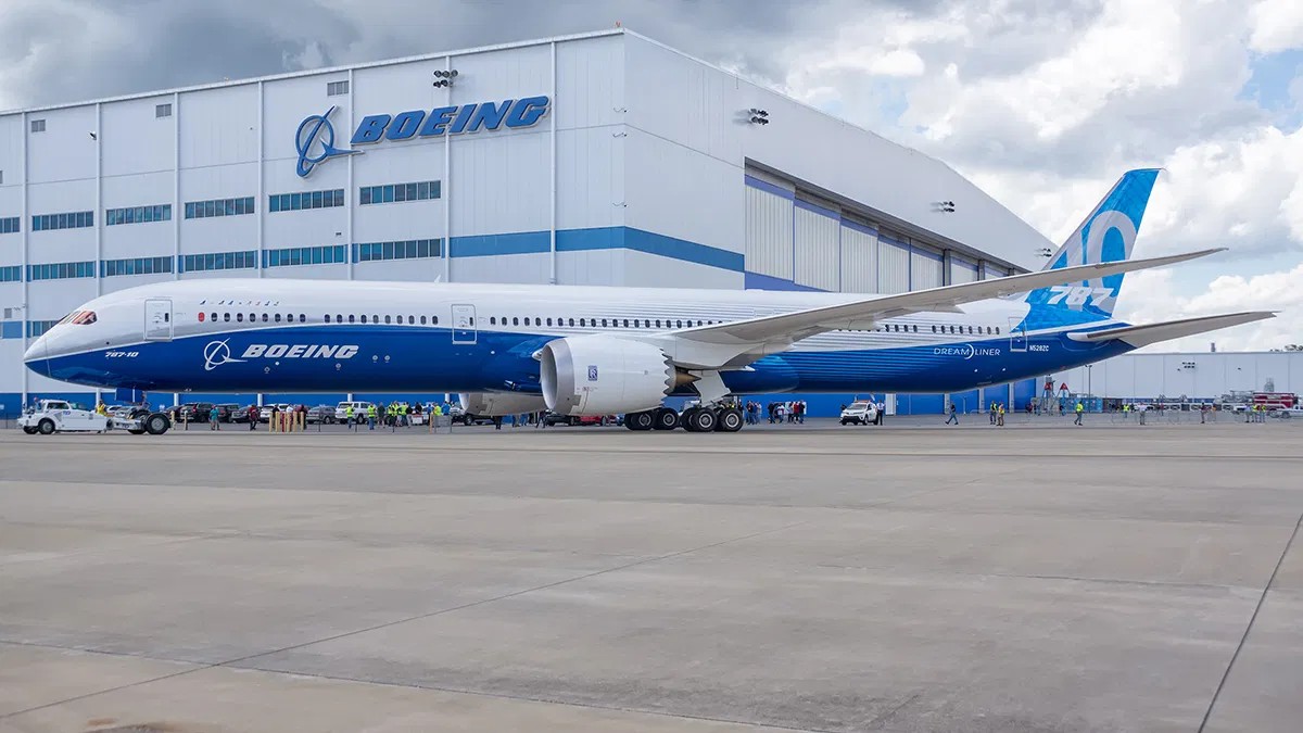 Boeing 787-10 Dreamliner &mu;&pi;&rho;&omicron;&sigma;&tau;ά &alpha;&pi;ό &epsilon;&gamma;&kappa;&alpha;&tau;ά&sigma;&tau;&alpha;&sigma;&eta; &pi;&alpha;&rho;&alpha;&gamma;&omega;&gamma;ή&sigmaf;