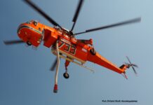 Firefighting helicopter makes emergency landing in the sea off Elefsina, the crewmembers are safe
