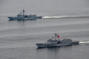 Η τουρκική φρεγάτα TCG Gökova F496 πλέει σε σχηματισμό με άλλο πολεμικό πλοίο