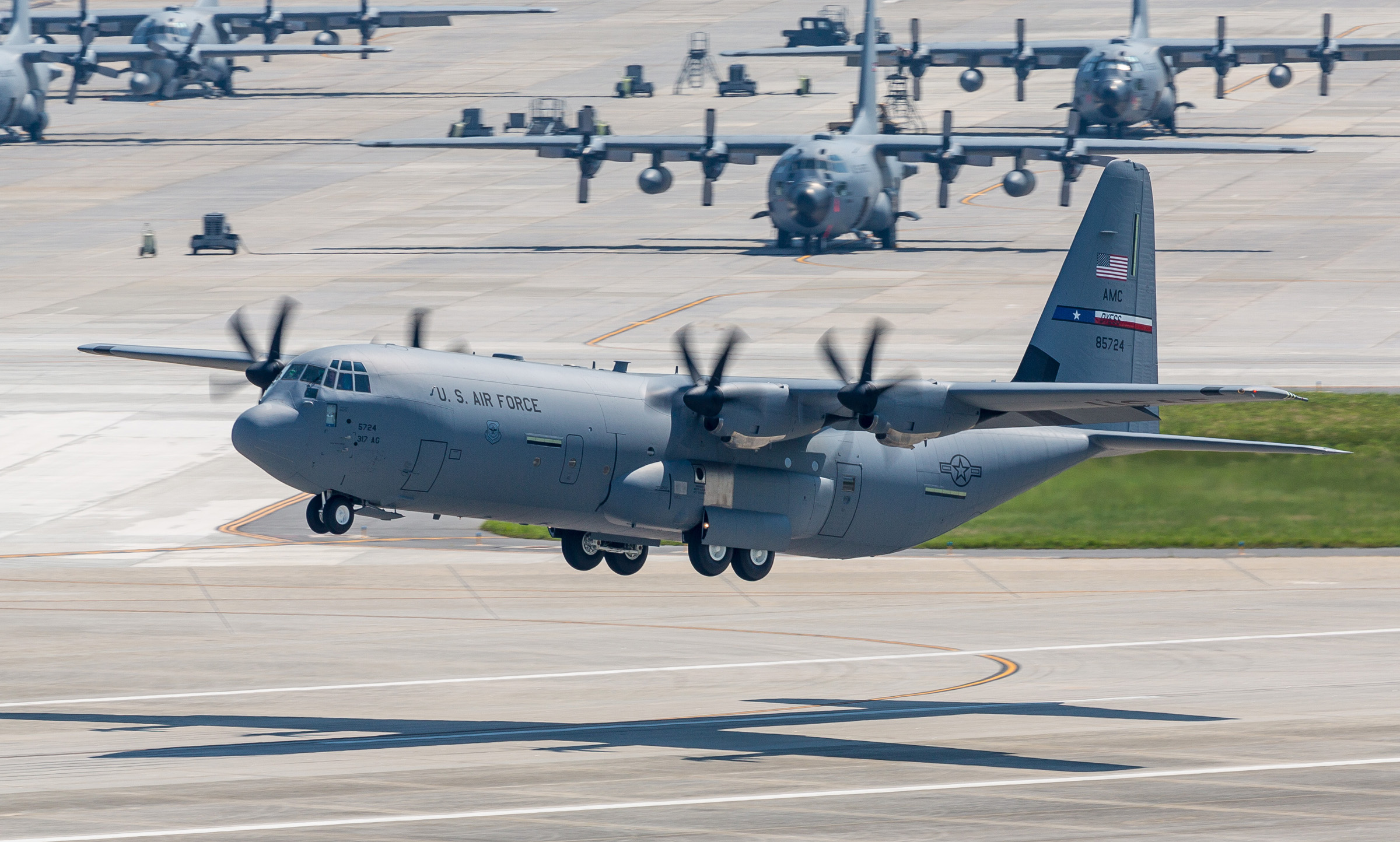 C 130 50. Lockheed c130j Hercules. Самолет c-130j Hercules. C-130 Hercules. Lockheed Martin c-130j-30 super Hercules самолет.