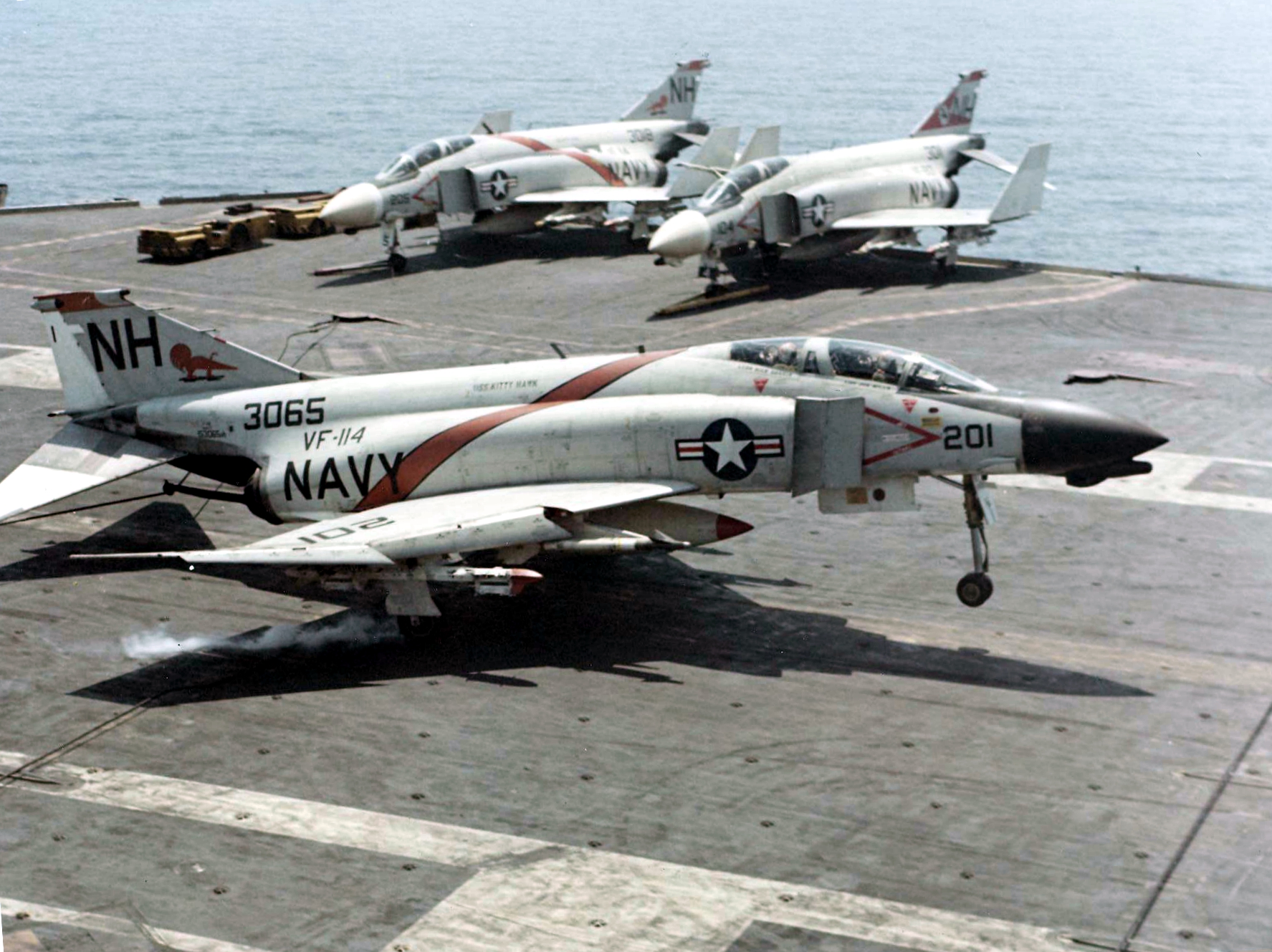 https://flight.com.gr/wp-content/uploads/2022/09/F-4B_of_VF-114_landing_on_USS_Kitty_Hawk_28CVA-6329_1968.jpg