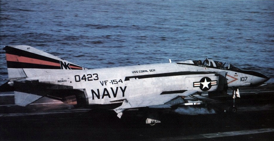 https://flight.com.gr/wp-content/uploads/2022/09/F-4N_of_VF-154_launching_from_USS_Coral_Sea_28CV-4329_c1982.jpg