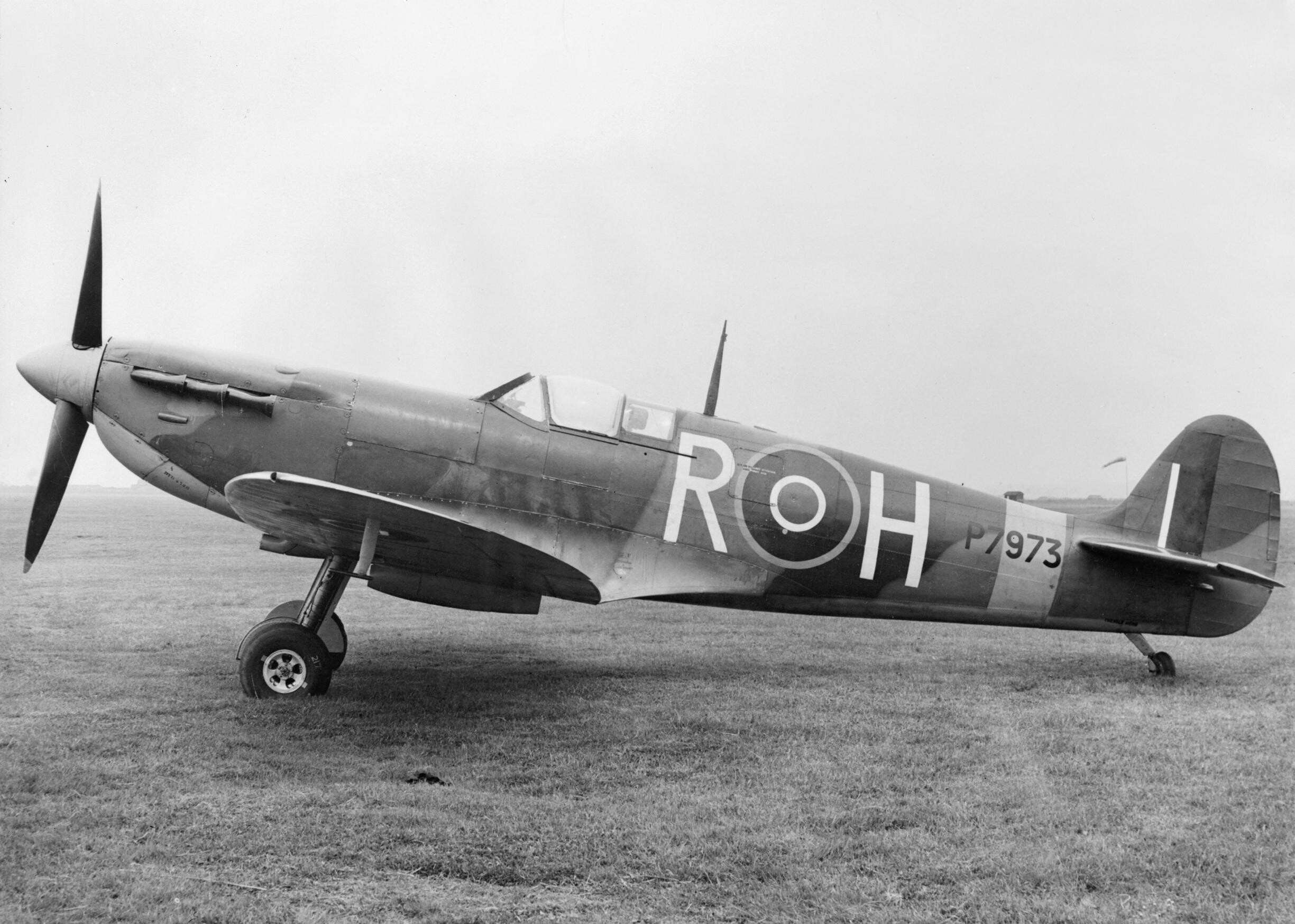 https://flight.com.gr/wp-content/uploads/2022/12/Aircraft_of_the_Royal_Air_Force2C_1939-1945-_Supermarine_Spitfire._CH13252.jpg