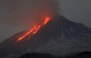 Έκρηξη ηφαιστείου στην Ινδονησία- Έκλεισε διεθνές αεροδρόμιο