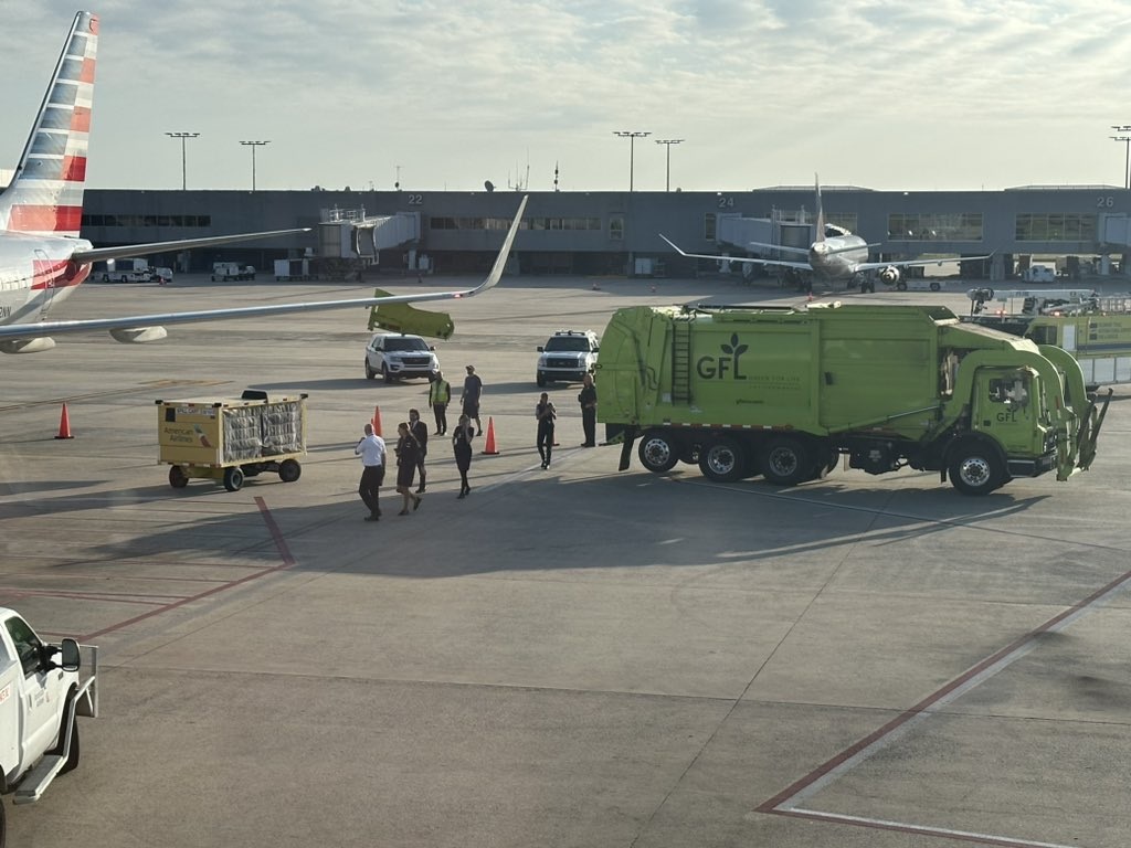 Boeing 737-800 εναντίον απορριμματοφόρου - Πτήση