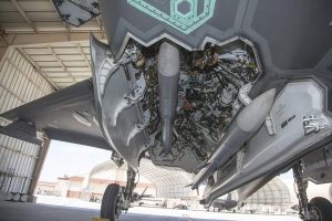 Εσωτερικό διαμέρισμα οπλισμού F-35 με δύο AIM-120 AMRAAM