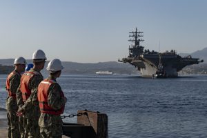 Το αεροπλανοφόρο USS Dwight D. Eisenhower πλέει στον κόλπο της Σούδας