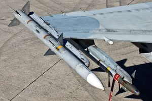 AIM-120 AMRAAM αναρτημένος σε μαχητικό της Πολεμικής Αεροπορίας