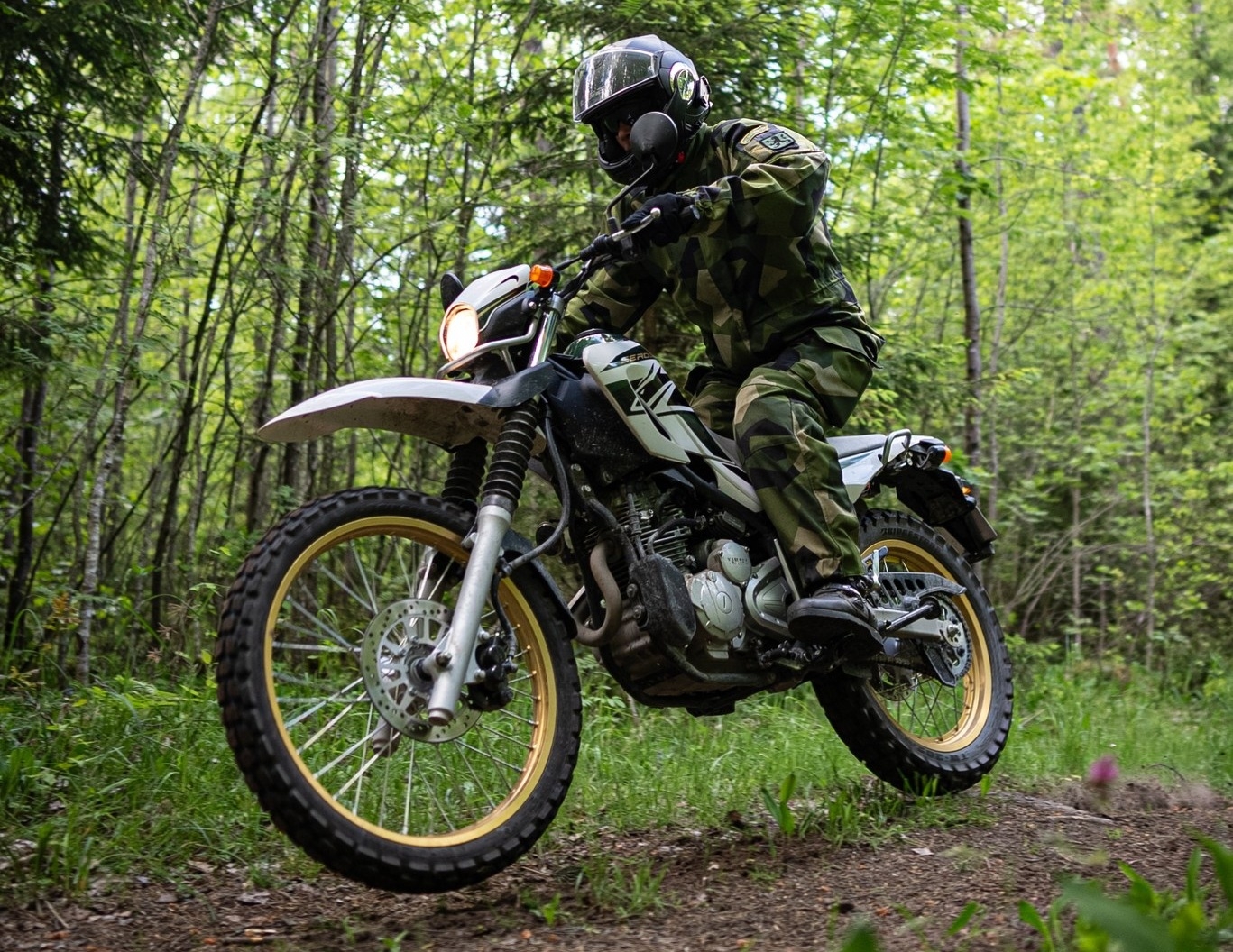 Ο Σουηδικός Στρατός "γκαζώνει" με 1.000 Yamaha XT 250 - Πτήση