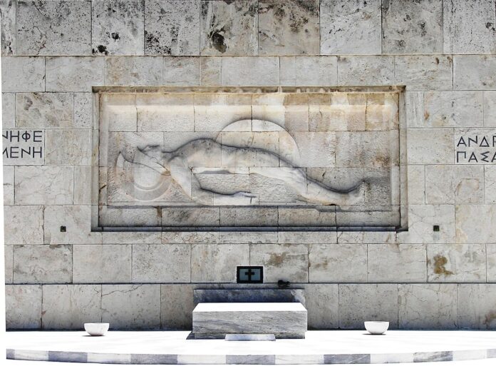 Tomb_of_Unknown_at_Syntagma_Square_in_Athens