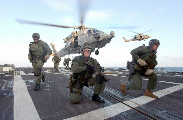 US_Navy_SEALS_fast_rope