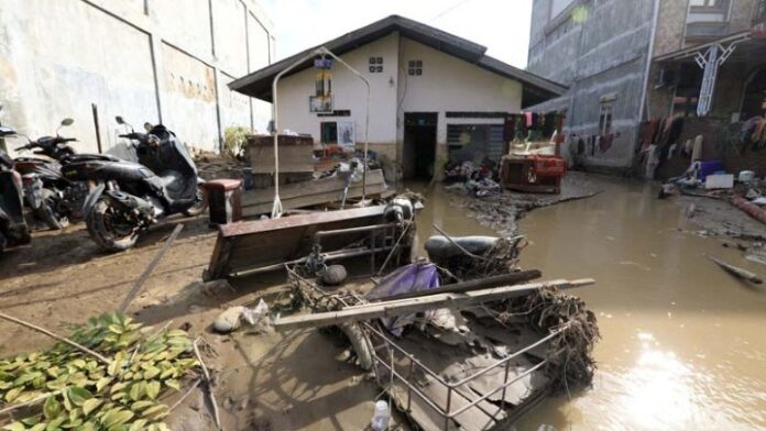 w02-70232INDONESIAFLOOD.jpg