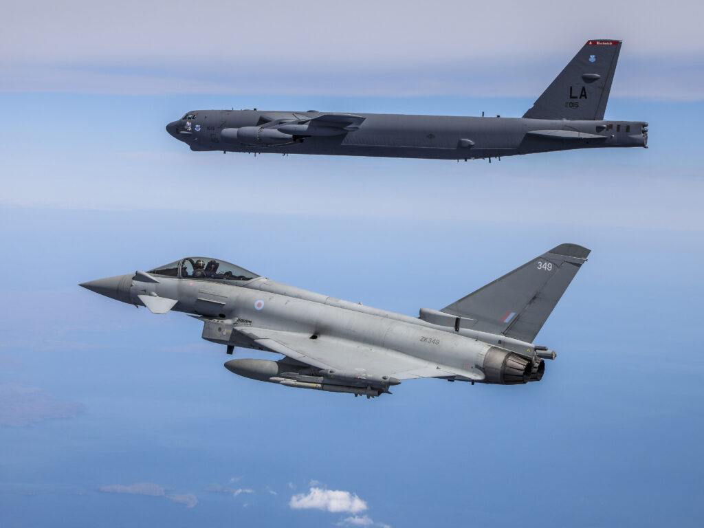 &Alpha;&mu;&epsilon;&rho;&iota;&kappa;&alpha;&nu;&iota;&kappa;ό &beta;&omicron;&mu;&beta;&alpha;&rho;&delta;&iota;&sigma;&tau;&iota;&kappa;ό B-52 &sigma;&epsilon; &alpha;&pi;&omicron;&sigma;&tau;&omicron;&lambda;ή &tau;&omicron;&upsilon; &Nu;&Alpha;&Tau;&Omicron; &pi;ά&nu;&omega; &alpha;&pi;ό &tau;&eta;&nu; &Epsilon;&upsilon;&rho;ώ&pi;&eta;