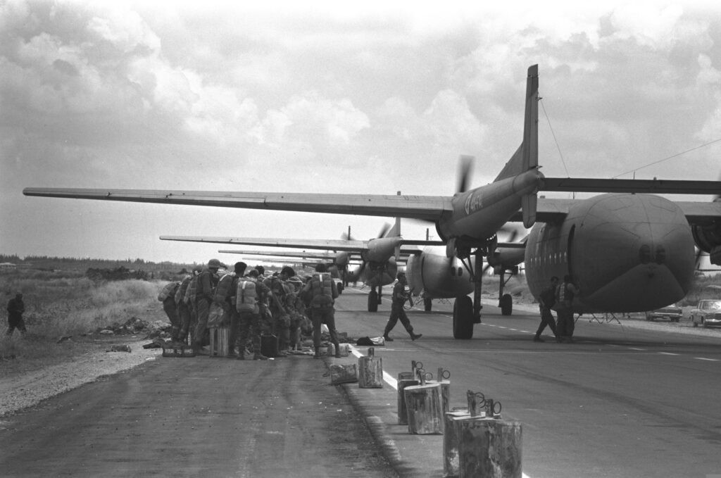 &Iota;&sigma;&rho;&alpha;&eta;&lambda;&iota;&nu;&omicron;ί &alpha;&lambda;&epsilon;&xi;&iota;&pi;&tau;&omega;&tau;&iota;&sigma;&tau;έ&sigmaf; &mu;&pi;&rho;&omicron;&sigma;&tau;ά &alpha;&pi;ό Nord Noratlas &tau;&omicron;&nu; &Iota;&omicron;ύ&nu;&iota;&omicron; &tau;&omicron;&upsilon; 1967