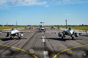 Ρουμανικά F-16 και γαλλικό Rafale παρατεταγμένα σε διάδρομο αεροδρομίου