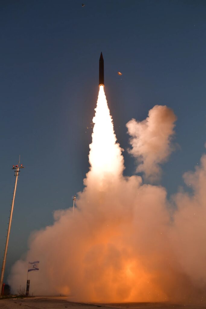 Εκτόξευση αναχαιτιστή Arrow 3. Το σύστημα δημιουργεί την εξωατμοσφαιρική, ανώτερη ζώνη της πολυεπίπεδης αντιβαλλιστικής άμυνας. Φωτογραφία: Israel Aerospace Industries (IAI).