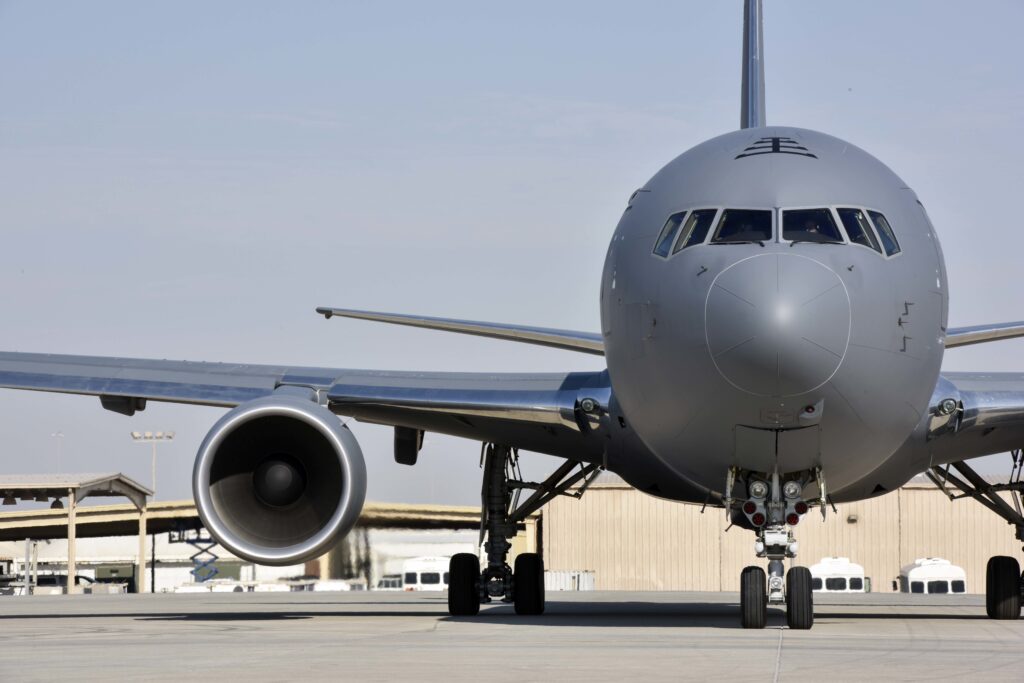 KC-46 Pegasus σταθμευμένο στην Al Udeid του Κατάρ