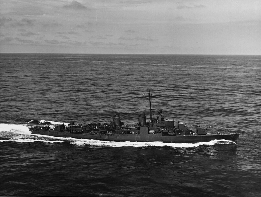 Το USS Allen M. Sumner εν πλω το 1944 στην αρχική διαμόρφωση με τρεις δίδυμους πύργους