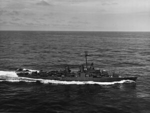 Το USS Allen M. Sumner εν πλω το 1944 στην αρχική διαμόρφωση με τρεις δίδυμους πύργους