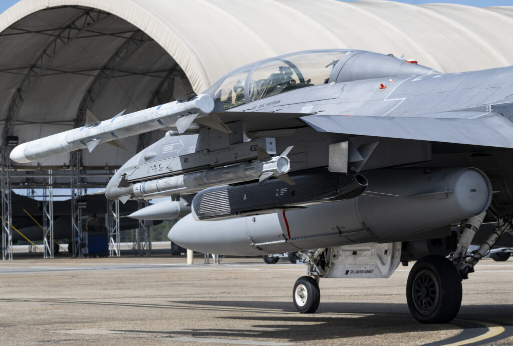 F-16D της Αμερικανικής Αεροπορίας με βλήμα FAMM-L Rusty Dagger αναρτημένο στην πτέρυγα