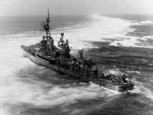 Το USS Frank Knox προσαραγμένο στον ύφαλο Pratas το 1965.