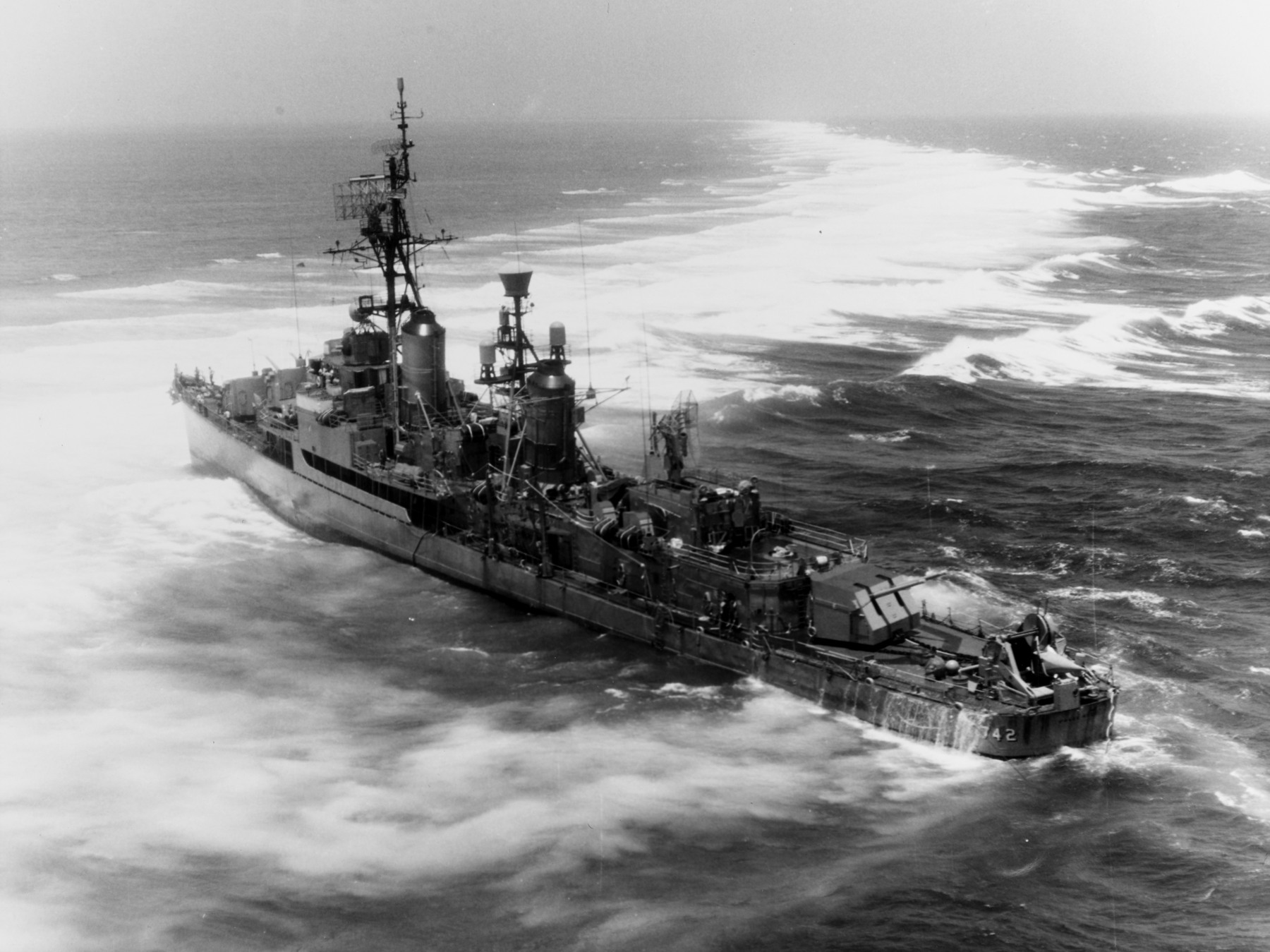 Το USS Frank Knox προσαραγμένο στον ύφαλο Pratas το 1965.