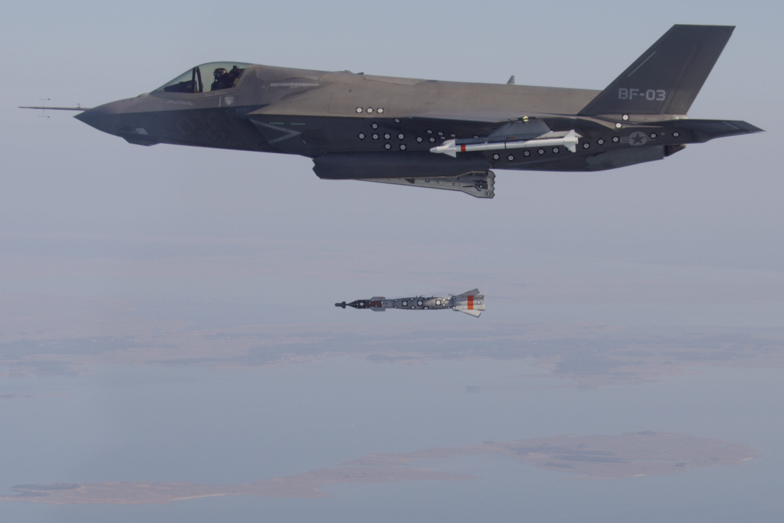 F-35B &alpha;&pi;&epsilon;&lambda;&epsilon;&upsilon;&theta;&epsilon;&rho;ώ&nu;&epsilon;&iota; &epsilon;&kappa;&pi;&alpha;&iota;&delta;&epsilon;&upsilon;&tau;&iota;&kappa;ή &beta;ό&mu;&beta;&alpha; &alpha;&pi;ό &tau;&eta;&nu; &epsilon;&sigma;&omega;&tau;&epsilon;&rho;&iota;&kappa;ή &alpha;&pi;&omicron;&theta;ή&kappa;&eta;