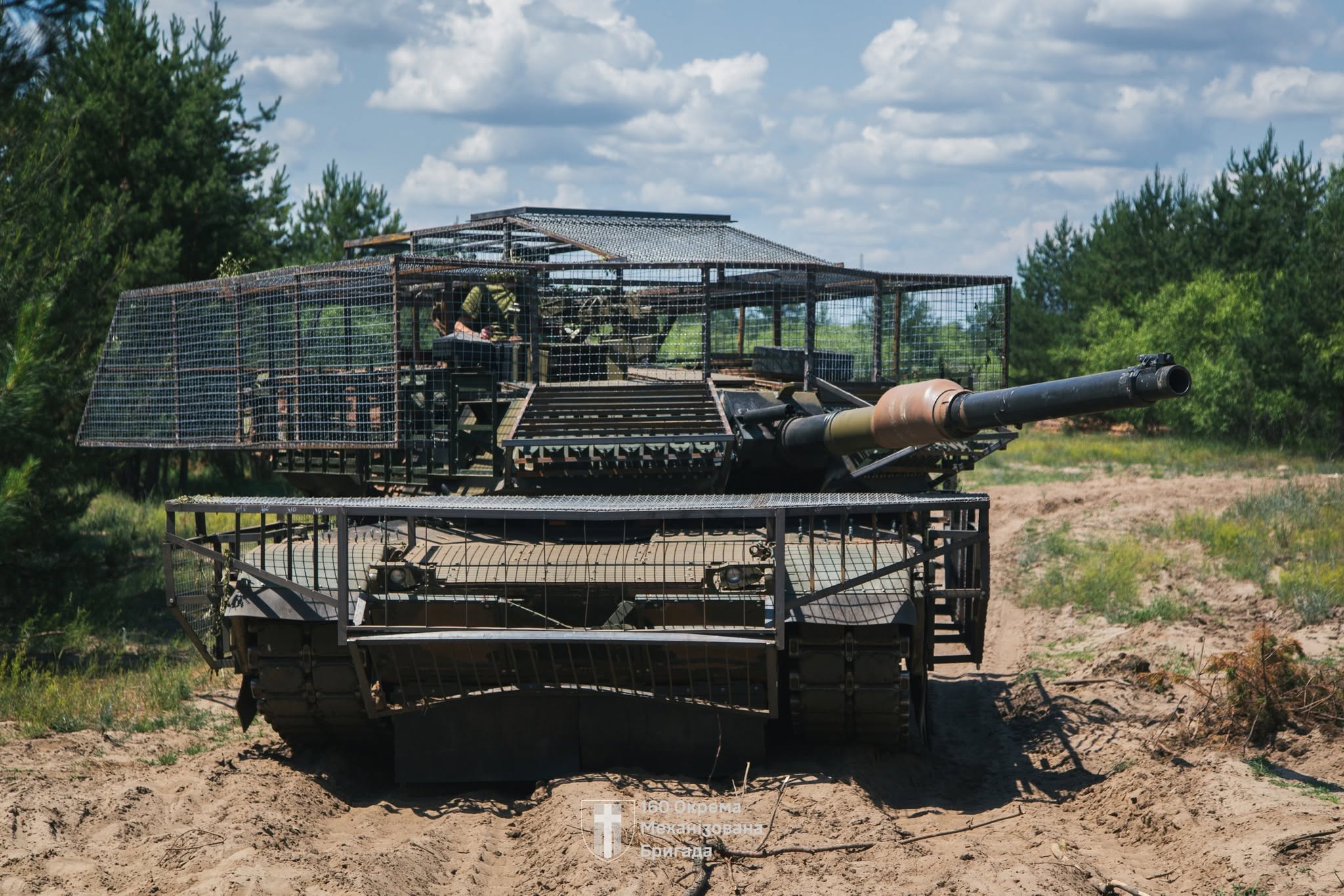 &Omicron;&upsilon;&kappa;&rho;&alpha;&nu;&iota;&kappa;ό ά&rho;&mu;&alpha; M1A1 Abrams &mu;&epsilon; &epsilon;&kappa;&tau;&epsilon;&tau;&alpha;&mu;έ&nu;&eta; &alpha;&nu;&tau;&iota;-drone &theta;&omega;&rho;ά&kappa;&iota;&sigma;&eta;