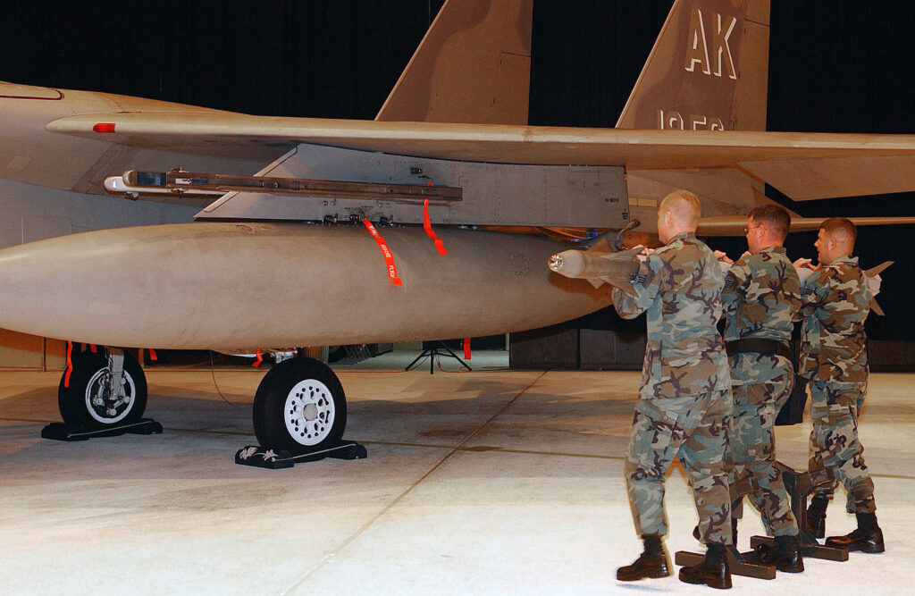 Τεχνικοί προετοιμάζουν πύραυλο AIM-9X για φόρτωση σε F-15C
