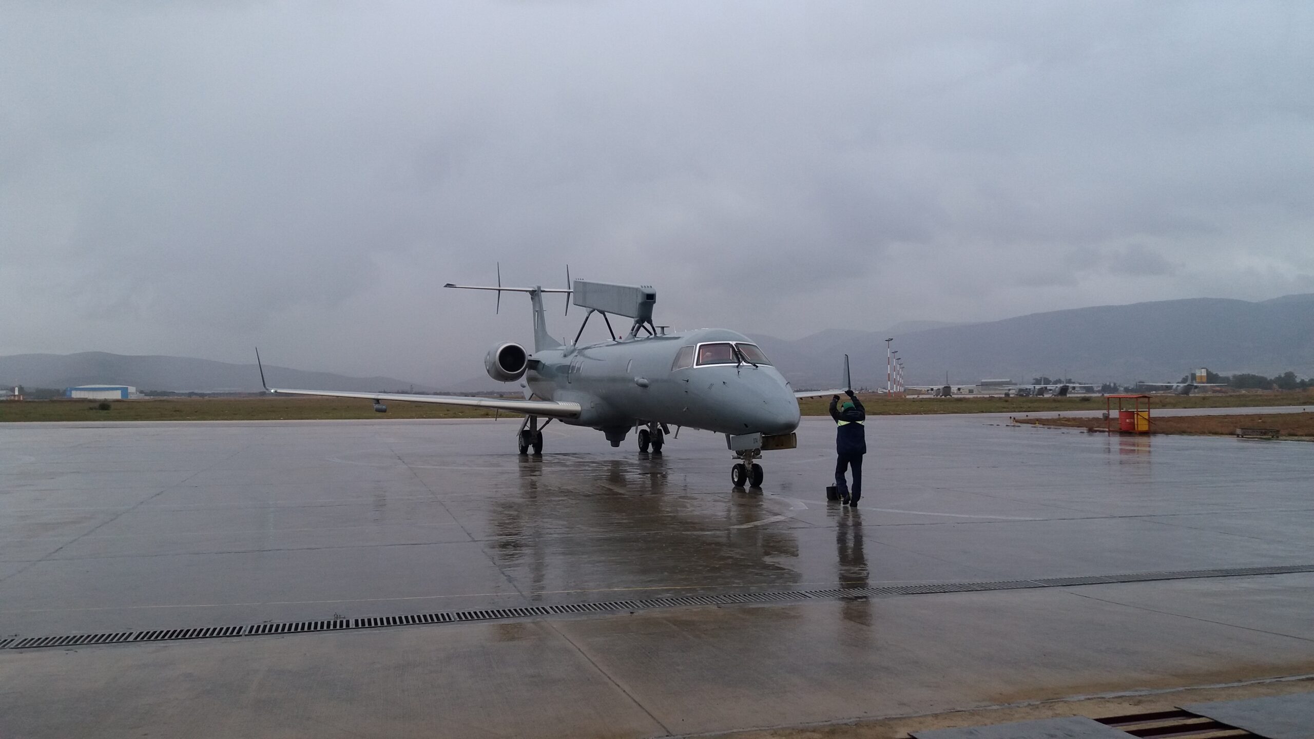 &Epsilon;&lambda;&lambda;&eta;&nu;&iota;&kappa;ό EMB-145H Erieye &tau;&rho;&omicron;&chi;&omicron;&delta;&rho;&omicron;&mu;&epsilon;ί &sigma;&epsilon; &upsilon;&gamma;&rho;ό &delta;&iota;ά&delta;&rho;&omicron;&mu;&omicron; &mu;&epsilon; &pi;&rho;&omicron;&sigma;&omega;&pi;&iota;&kappa;ό &epsilon;&delta;ά&phi;&omicron;&upsilon;&sigmaf;