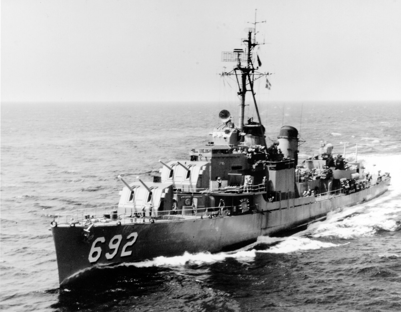 Το USS Allen M. Sumner στη Μεσόγειο το 1953 πριν από τη μετασκευή FRAM II.