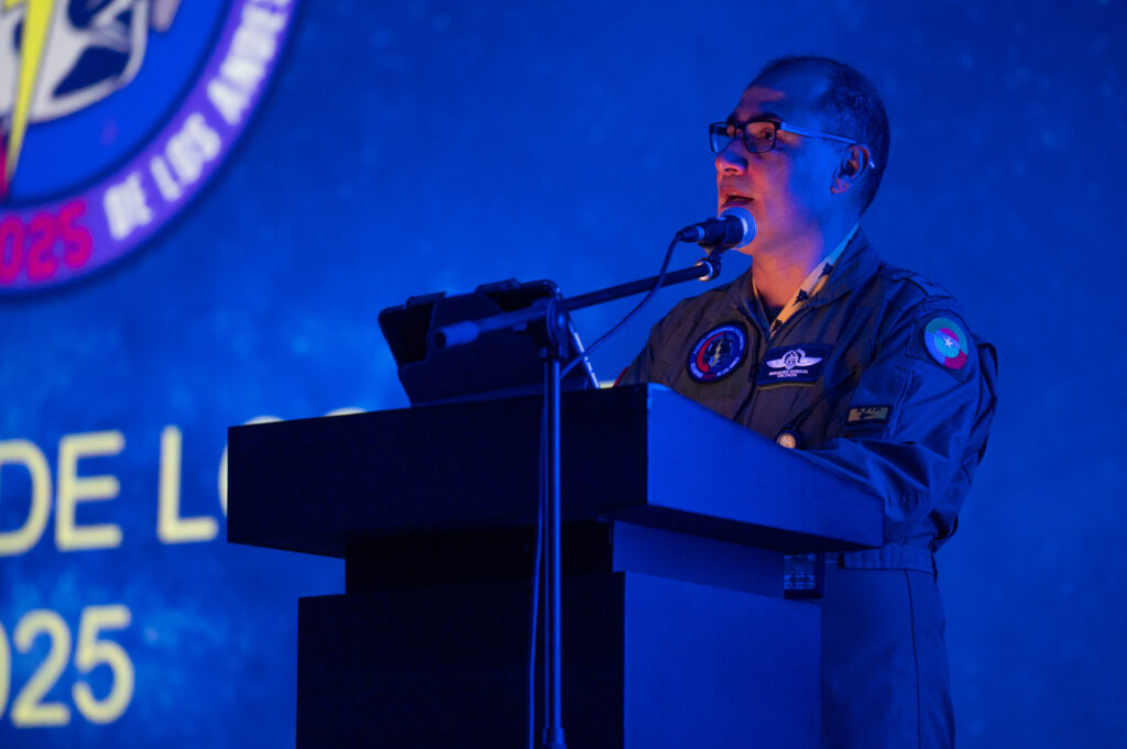 Ο ταξίαρχος Jaime Andrés Valencia Monsegny της Fuerza Aeroespacial Colombiana μιλά στην αεροπορική βάση Palanquero