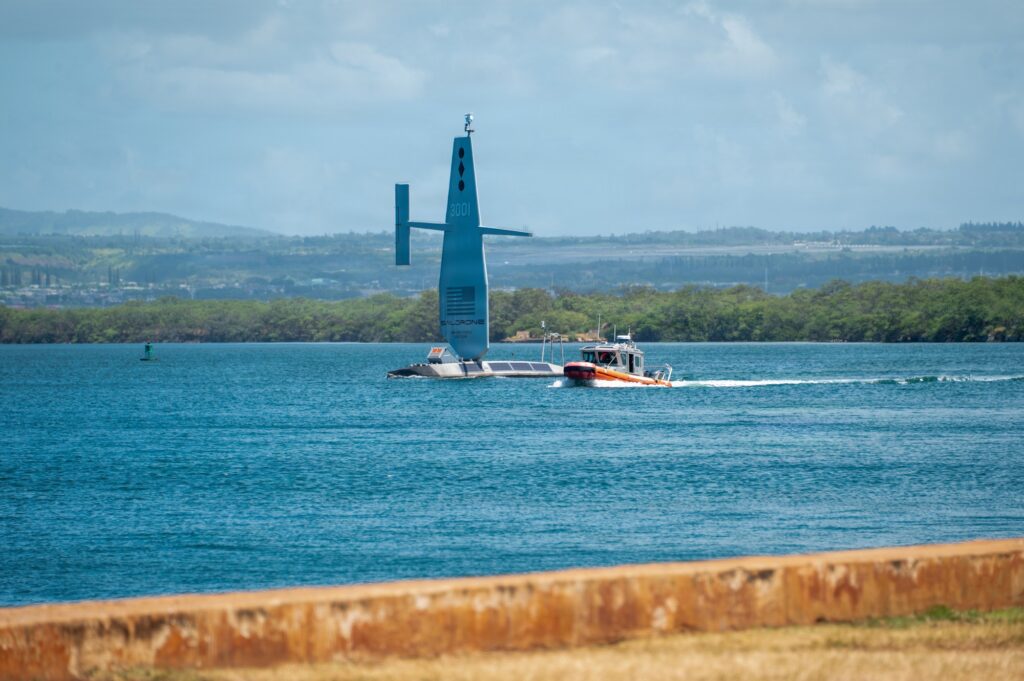Το μη επανδρωμένο σκάφος Saildrone Surveyor SD-3001 κινείται στα νερά του Pearl Harbor