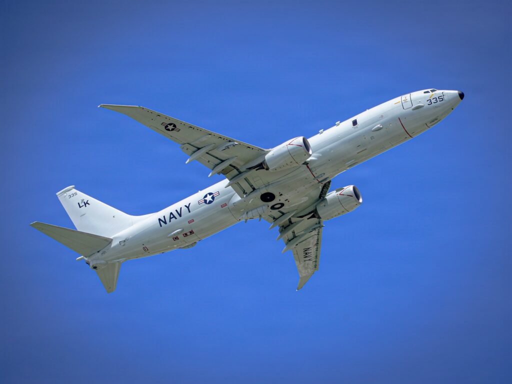 Λευκό αεροσκάφος ναυτικής περιπολίας P-8A Poseidon του Αμερικανικού Ναυτικού σε πτήση