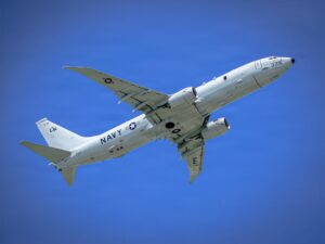 Λευκό αεροσκάφος ναυτικής περιπολίας P-8A Poseidon του Αμερικανικού Ναυτικού σε πτήση