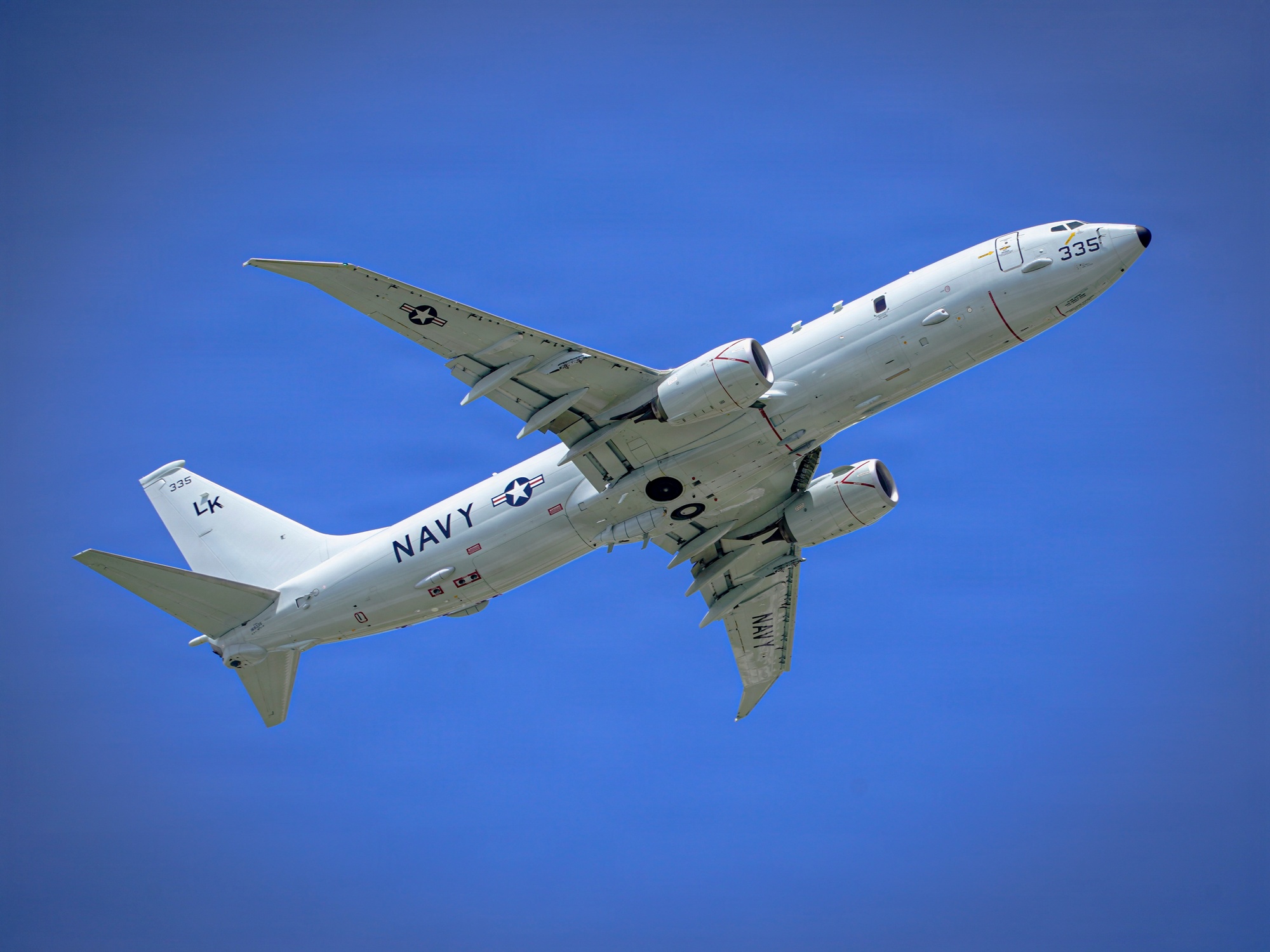 Λευκό αεροσκάφος ναυτικής περιπολίας P-8A Poseidon του Αμερικανικού Ναυτικού σε πτήση
