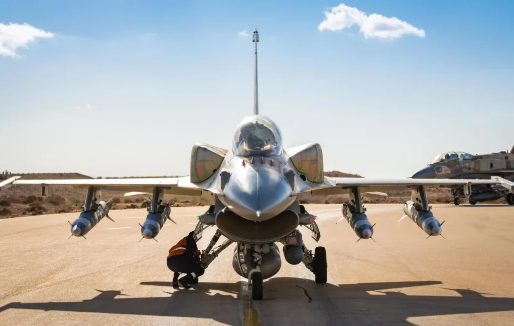 Μετωπική άποψη F-16I οπλισμένου με τέσσερις πυραύλους Rampage.