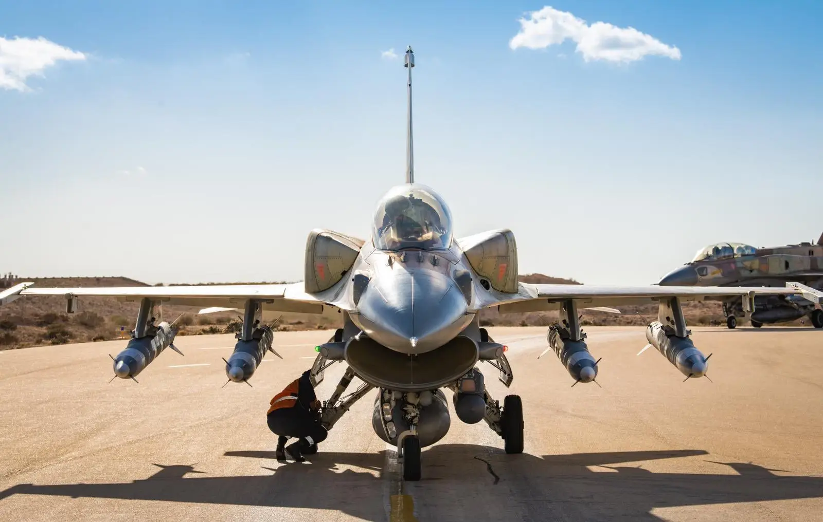 Μετωπική άποψη F-16I οπλισμένου με τέσσερις πυραύλους Rampage.