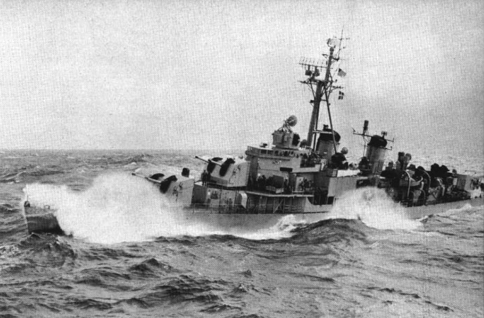 Το USS Ingraham διασχίζει μεγάλα κύματα στον Ατλαντικό τη δεκαετία του 1950.