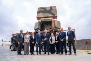 Εκπρόσωποι Βρετανίας και Αυστραλίας μπροστά σε ραντάρ της CEA Technologies