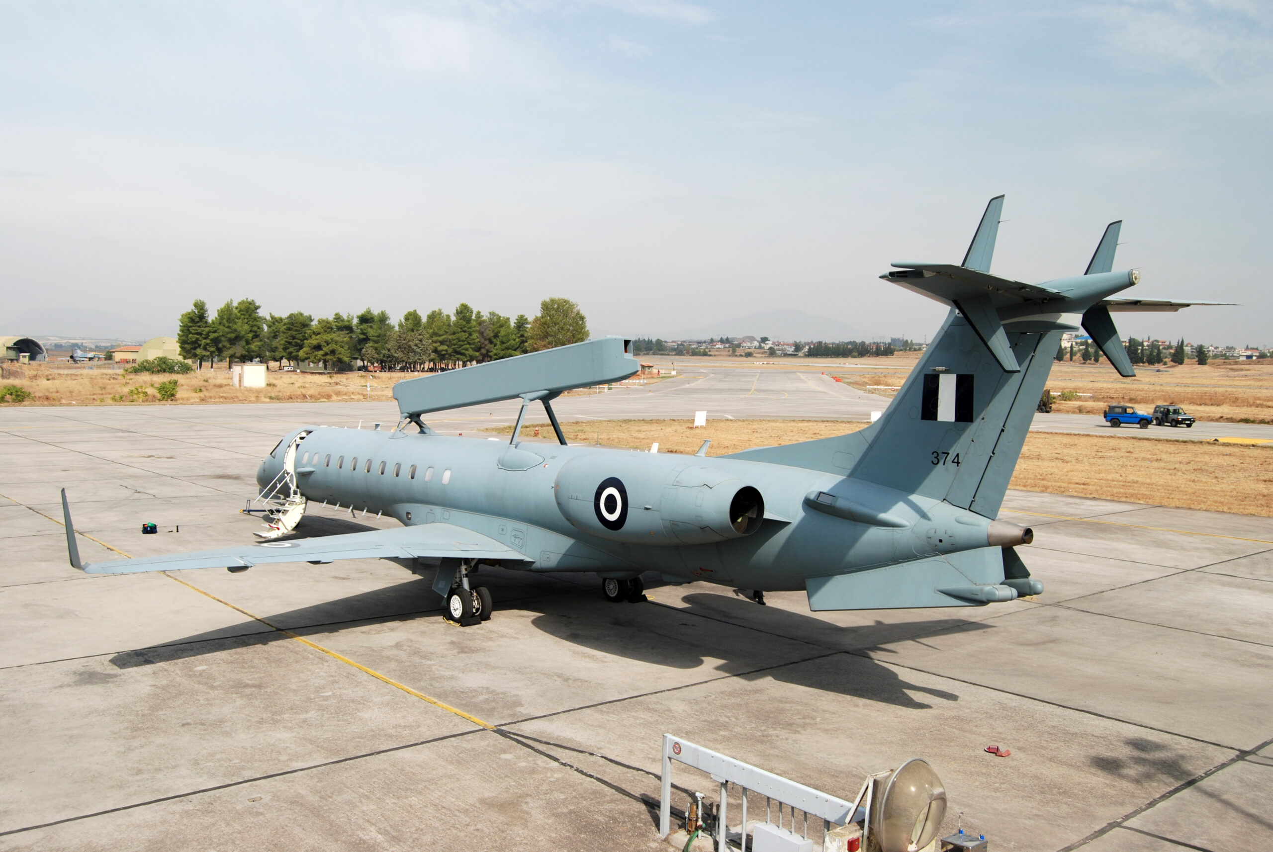 &Pi;ί&sigma;&omega; &pi;&lambda;ά&gamma;&iota;&alpha; ό&psi;&eta; &epsilon;&lambda;&lambda;&eta;&nu;&iota;&kappa;&omicron;ύ EMB-145H Erieye &sigma;&epsilon; &chi;ώ&rho;&omicron; &sigma;&tau;ά&theta;&mu;&epsilon;&upsilon;&sigma;&eta;&sigmaf;