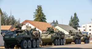 Τέσσερα τεθωρακισμένα Stryker του Αμερικανικού Στρατού σε σειρά