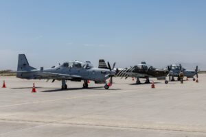 Τρία A-29 Super Tucano σταθμευμένα σε αεροπορική βάση