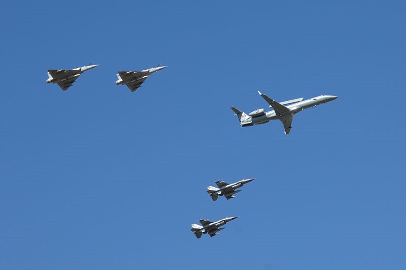 &Epsilon;&lambda;&lambda;&eta;&nu;&iota;&kappa;ό EMB-145H Erieye &pi;&epsilon;&tau;ά &sigma;&epsilon; &sigma;&chi;&eta;&mu;&alpha;&tau;&iota;&sigma;&mu;ό &mu;&epsilon; &delta;ύ&omicron; Mirage 2000 &kappa;&alpha;&iota; &delta;ύ&omicron; F-16