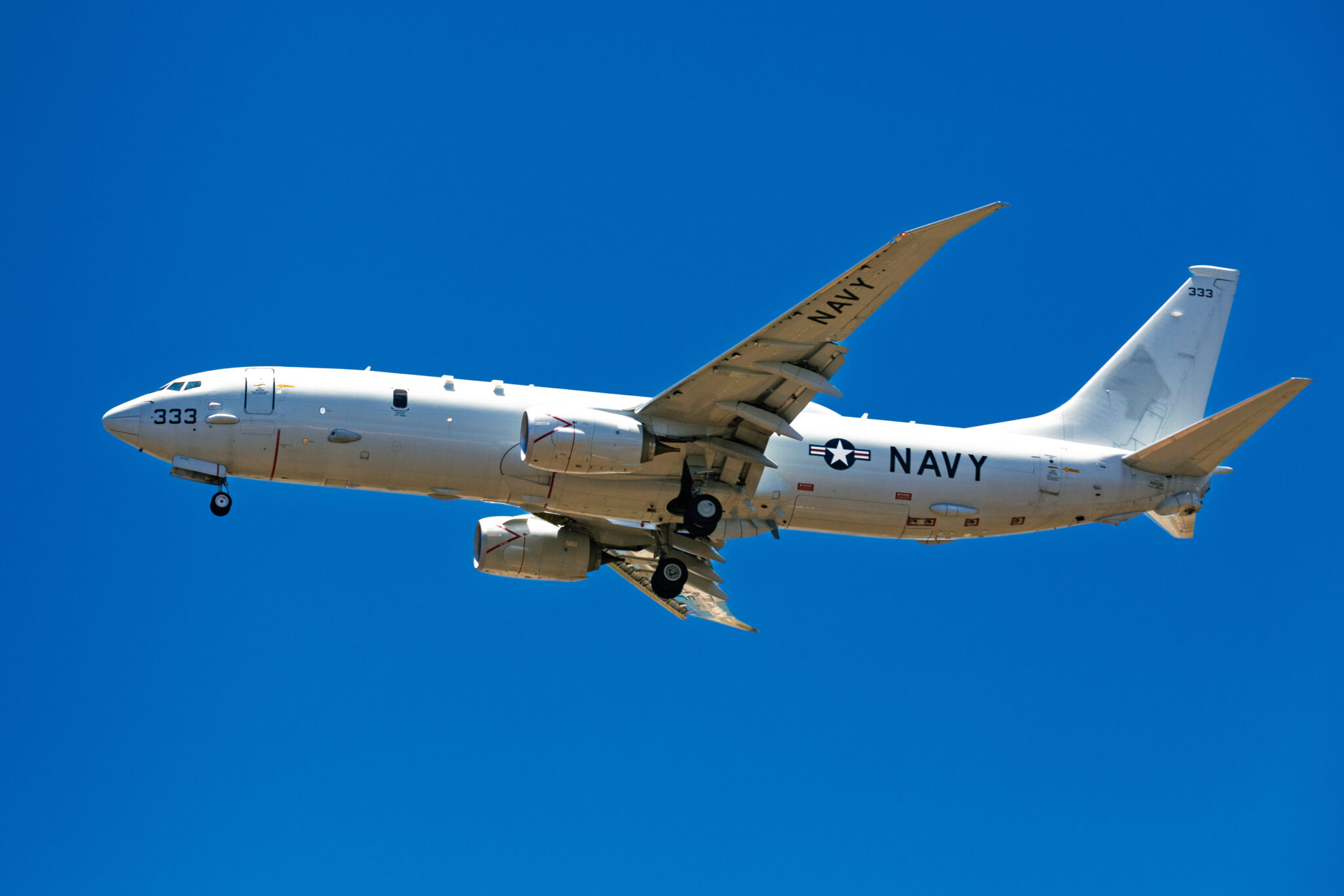 Αεροσκάφος ναυτικής συνεργασίας P-8A Poseidon προσεγγίζει για προσγείωση στη Χαβάη