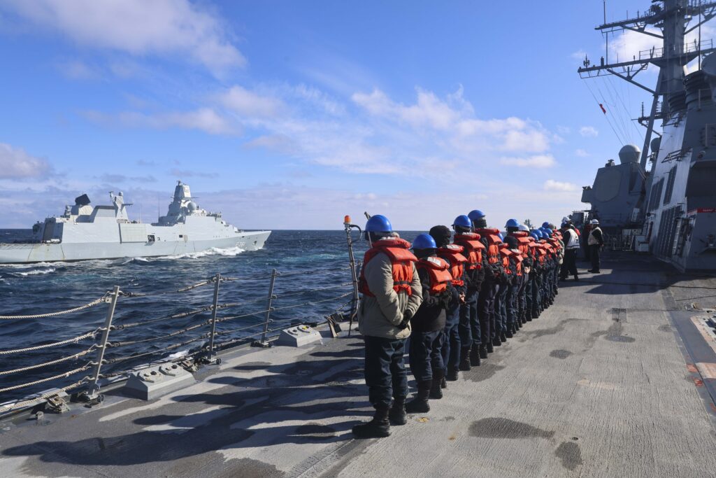 Η φρεγάτα HDMS Iver Huitfeldt πλέει δίπλα σε αμερικανικό πολεμικό πλοίο